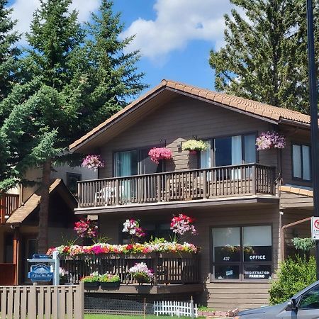 バンフ ア グッド ナイツ レスト ベッド ＆ ブレックファースト Bed & Breakfast エクステリア 写真