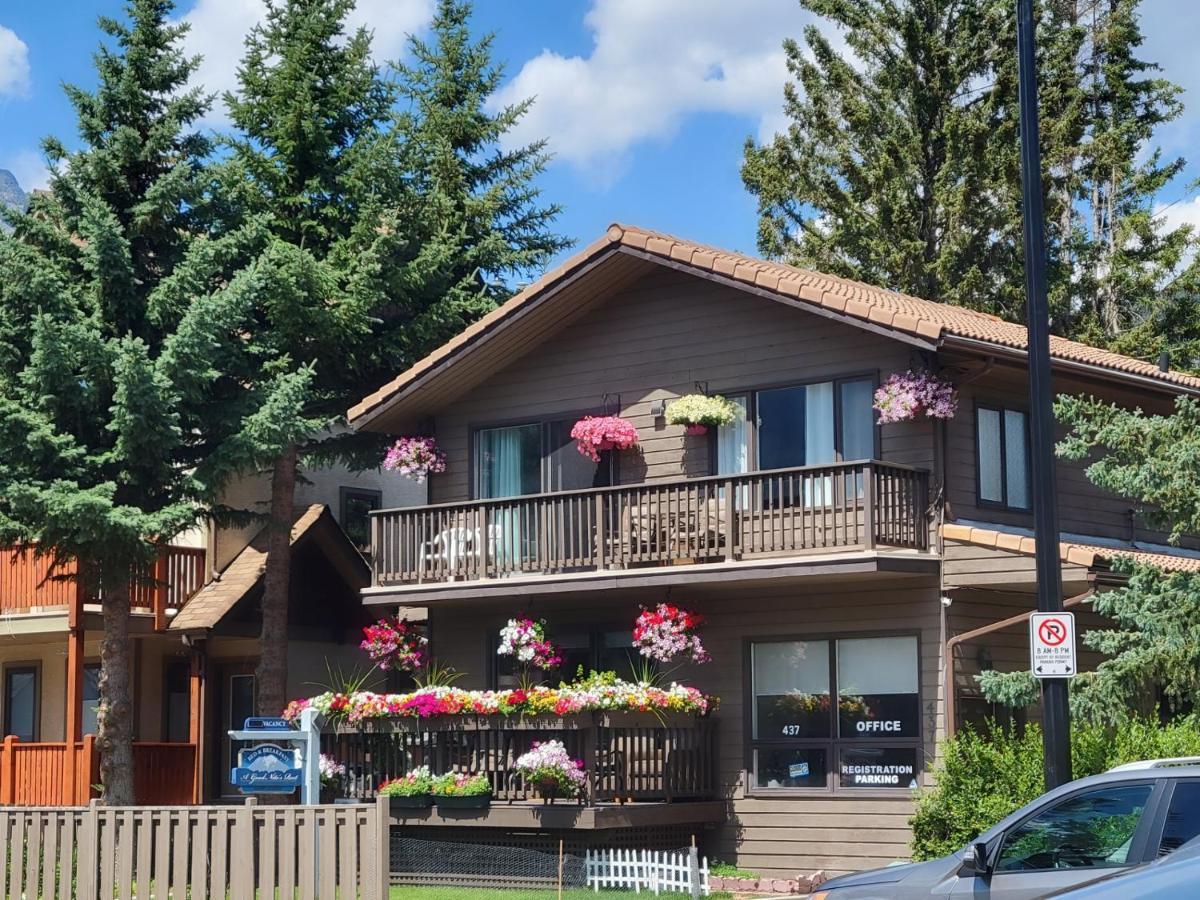 バンフ ア グッド ナイツ レスト ベッド ＆ ブレックファースト Bed & Breakfast エクステリア 写真