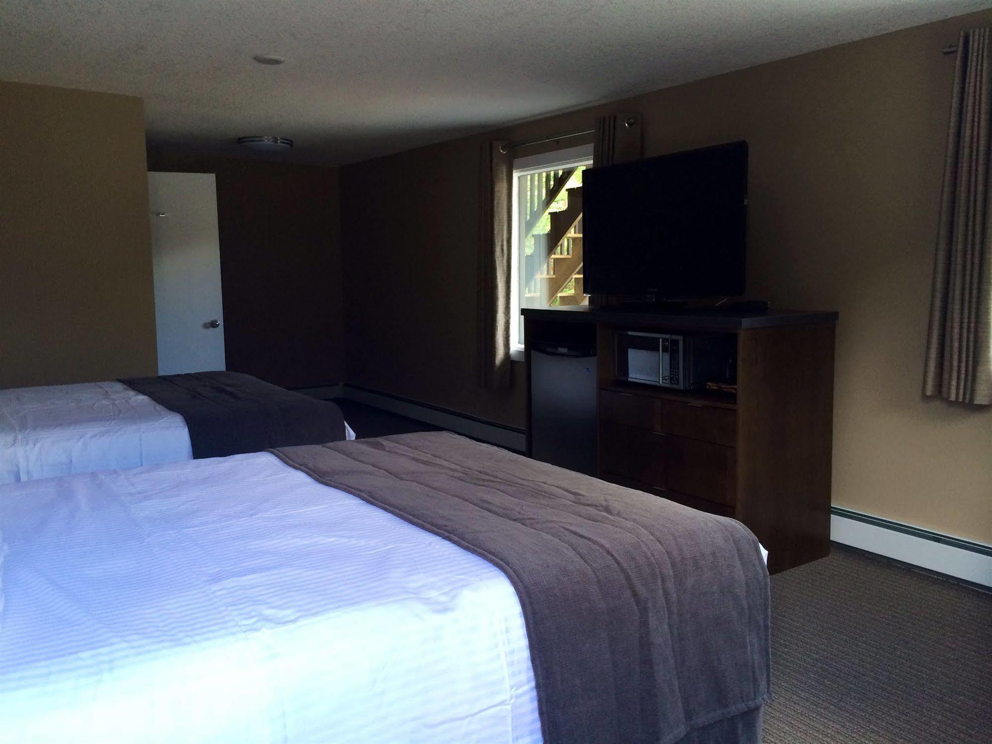 バンフ ア グッド ナイツ レスト ベッド ＆ ブレックファースト Bed & Breakfast エクステリア 写真
